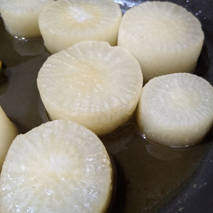 うまみが際立つ！フライパン1つで、焼き大根の煮物♡